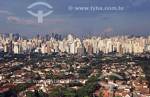  Itaim neighbourhood in the foreground with the buildings of Paulista Avenue and skyline of Sao Paulo city - Sao Paulo - Brazil 