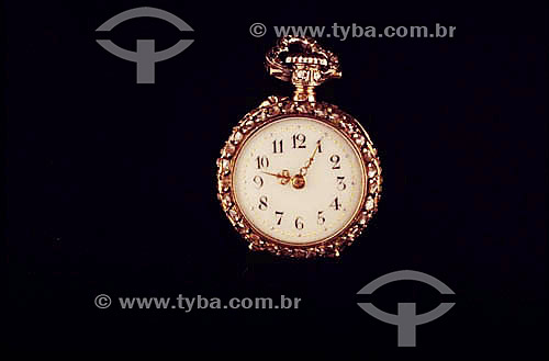  Decorated clock with precious stones 