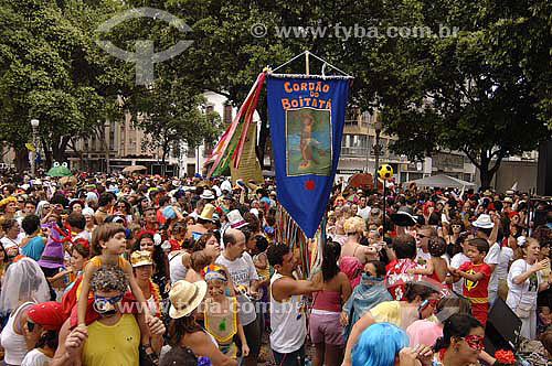  Crowd and standard - Carnival 2006 - Boitata carnival street troup - Rio de Janeiro city - Rio de Janeiro state - Brazil 