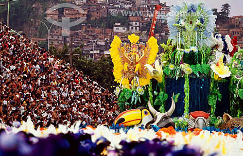  Carnival parade at the Sambódromo in the foreground with the favela of Catumbi mount in the background - Rio de Janeiro city - Rio de Janeiro state - Brazil 