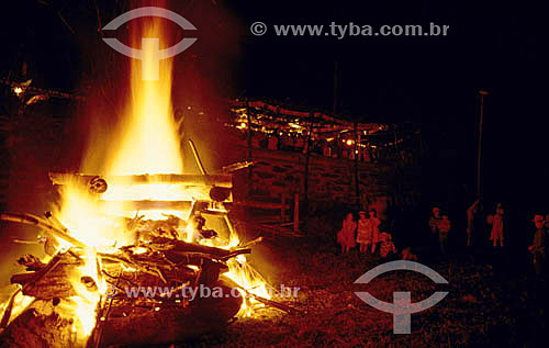  Subject: Bonfire of Sao Joao and children around / Place: Bahia state (BA) - Brazil / Date: 1995 