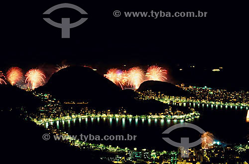  New Year`s Eve in the Rio de Janeiro city, view from the Estrada das Paineiras (Paineiras Road) - Lagoa Rodrigo de Freitas (Rodrigo de Freitas Lagoon)* in the foreground,  Fireworks in Copacabana Beach in the background - Rio de Janeiro state - Bras 