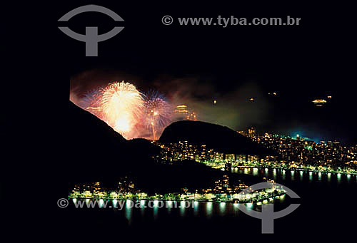  New Year`s Eve in the Rio de Janeiro city, view from the Estrada das Paineiras (Paineiras Road) - Lagoa Rodrigo de Freitas (Rodrigo de Freitas Lagoon)* in the foreground,  Fireworks in Copacabana Beach in the background - Rio de Janeiro state - Bras 