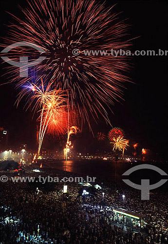  Crowd watching the fireworks during the celebration of New Year´s Eve on Copacabana neighborhood - Rio de Janeiro city - Rio de Janeiro state - Brazil - 1999/2000 