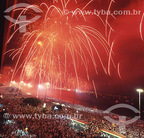  Crowd watching the fireworks during the celebration of New Year´s Eve on Copacabana neghborhood - Rio de Janeiro city - Rio de Janeiro state - Brazil - 1999/2000 