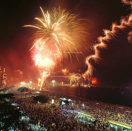 Crowd looking the fireworks during the celebration of New Year´s Eve on Copacabana neighborhood - Rio de Janeiro city - Rio de Janeiro state - Brazil - 1999/2000 
