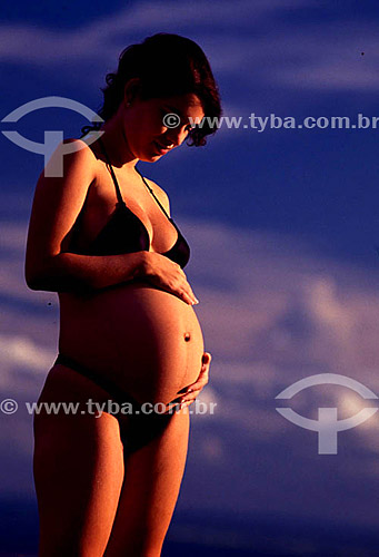  Brunet Pregnant women wearing biquini 