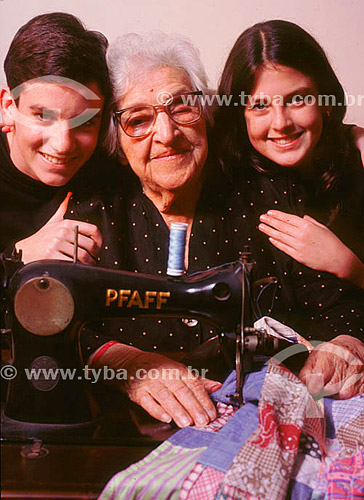  Family - Grandmother with the grandchildren on the sewing machine 