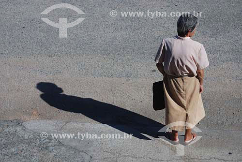 Senior woman waiting to cross the street - Florianopolis city - Santa Catarina state - Brazil 