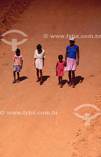  Subject: Family in drought at Jequitinhonha Valley / Place: Minas Gerais state (MG) - Brazil / Date: 2001 