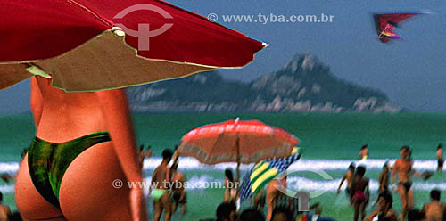  Beach scene: sunbathers, bikinis, women, blue sky, umbrellas and a hang glider  in the upper right - Rio de Janeiro city - Rio de Janeiro state - Brazil 