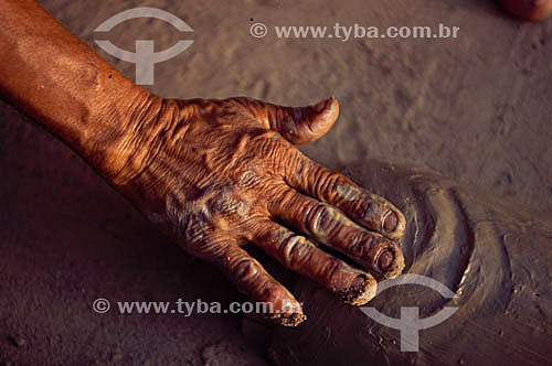  Hand on clay 