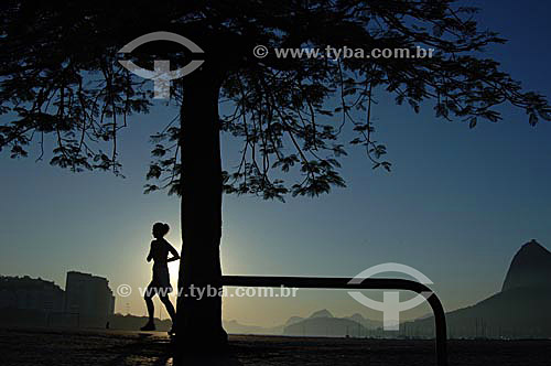  Leisure - silhouette of woman jogging at the Botafogo promenade at sunrise - Rio de Janeiro city - Rio de Janeiro state - Brazil 