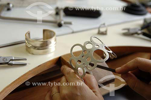  Bracelet being made in a jewelry design studio named Rita de Santos - Rio de Janeiro - RJ - Brasil - date: november, 2006 