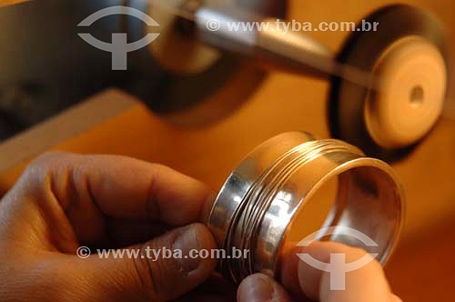  Bracelet being made in a jewelry design studio named Rita de Santos - Rio de Janeiro - RJ - Brasil - date: november, 2006 