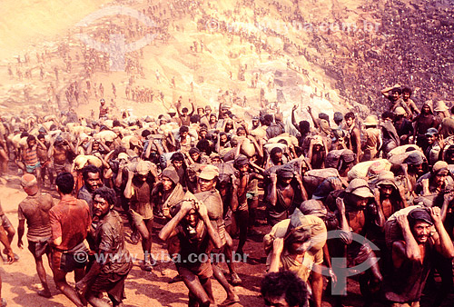  Gold mining - Miners holding sand bags at Serra Pelada mine - Para state - Brazil 