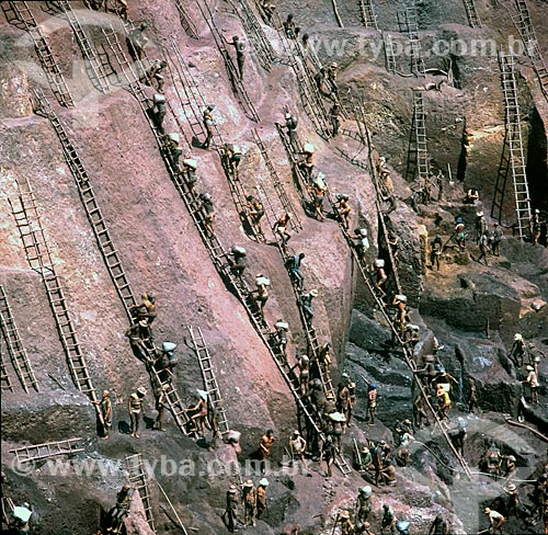  Subject: Workers in the mining of Serra Pelada - considered the largest gold mine at open pit of world in the 80s / Place: Serra Pelada District - Curionopolis city - Para state (PA) - Brazil / Date: Década de 80 