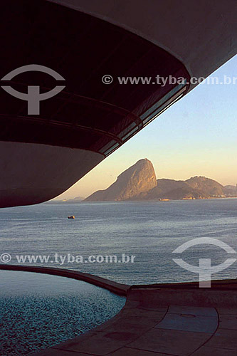  Archictetural detail - Contemporary Art Museum (MAC) with the Sugar Loaf Mountain in the background - Niteroi city - Rio de Janeiro state - Brazil 