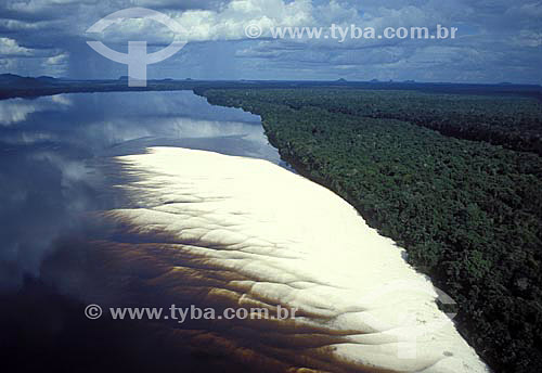  Aerial view of Rio Negro (Black River) and beaches formed during the summer period - Amazonian - Amazonas state - Brazil 