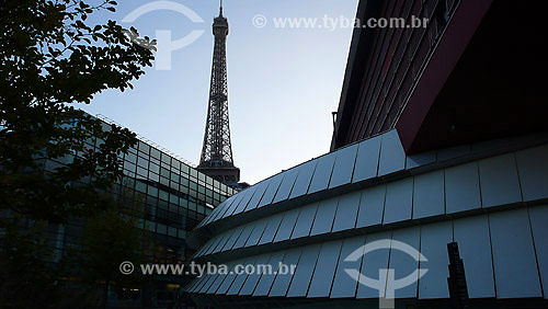  Quai Branly Museum (masterpiece of Jean Nouvel architect) with Eiffel tower on the background - Paris - France - 10/2007 
