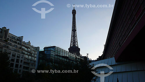  Quai Branly Museum (masterpiece of Jean Nouvel architect) with Eiffel tower on the background - Paris - France - 10/2007 