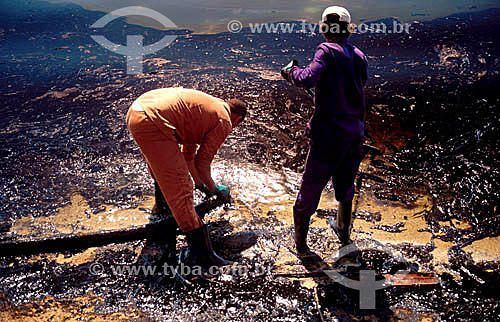  Labourer of PETROBRAS cleanig part of Petrobras oil spill - Paqueta Island  - Rio de Janeiro city - Rio de Janeiro state (RJ) - Brazil