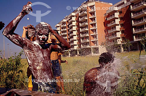  Street boys soaped, taking bath - Rio de Janeiro city - Rio de Janeiro state - Brazil  - Rio de Janeiro city - Rio de Janeiro state (RJ) - Brazil