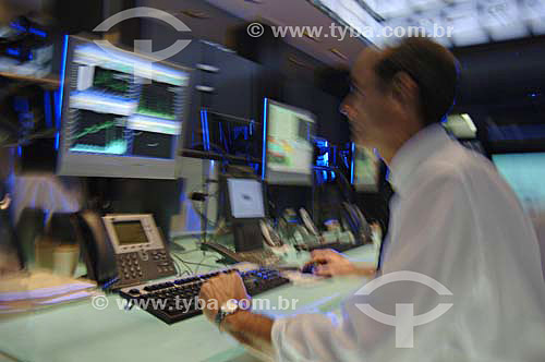  BOVESPA (Brazilian Stock Exchange in Sao Paulo) - Investment table  showing trader at work on the floor - Sao Paulo city - Sao Paulo state - Brazil - November 2006 