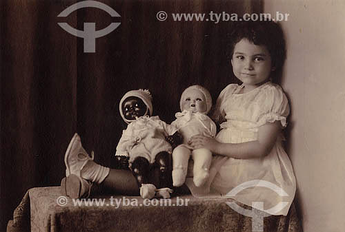  Child with white and black dolls - 30thies - Archive: Maria Evangelina de Almeida 