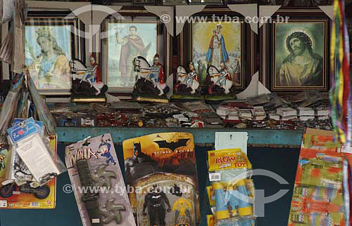  Popular business: religious images and toys - Porto das Caixas district - Itaboraí city - Rio de Janeiro state - Brazil - january, 2007  