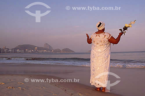  Baiana (typical woman from Bahia) greeting Iemanja in the morning of the New Year`s Eve  - Copacabana Beach - Rio de Janeiro city - Rio de Janeiro state - Brazil 
