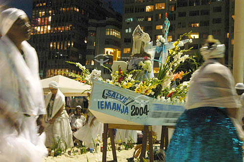  Umbanda and Camdomblé (afro-brazilian religions) - Religious cult to Iemanja, the Sea goddess during the reveillon party of 2004 - Copacabana - Rio de Janeiro city - Rio de Janeiro state - Brazil 