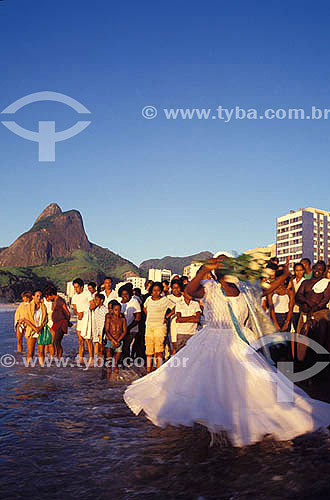  Baiana (typical woman from Bahia) rotating and people looking on the religious cult to Iemanjá - New Year`s Eve on Ipanema neighbourhood - Rio de Janeiro - RJ - Brazil 