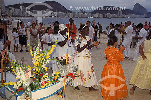  Boat with flowers and offerings during the cult to Iemanjá in the day of the New Year`s Eve - Copacabana neighbourhood with the Sugar Loaf Mountain in the background - Rio de Janeiro - RJ - Brazil 