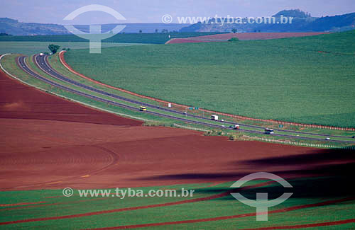  Aerial view of cars moving along Via Anhanguera Highway, surrounded by farmland - Cravinhos - Sao Paulo state - Brazil 