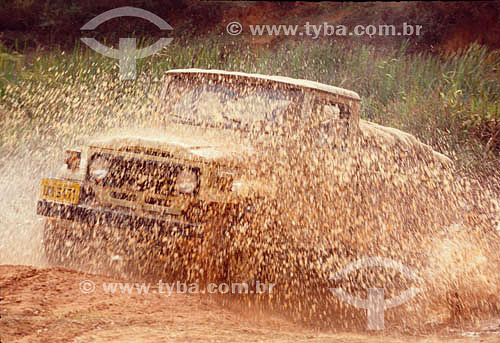  Jeep driving through the mud 