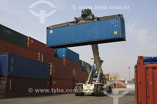  Containers being moved on Rio de Janeiro city seaport - Rio de Janeiro state - Brazil 