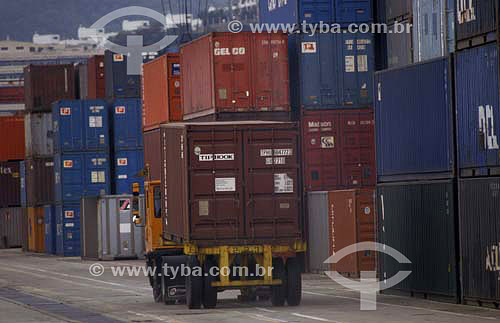  Loading containers on port - Ulsan - South Korea 