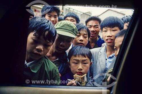  Subject: Children leaned over car window Place: China 