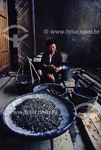  Subject: Woman preparing bamboos Place: China 