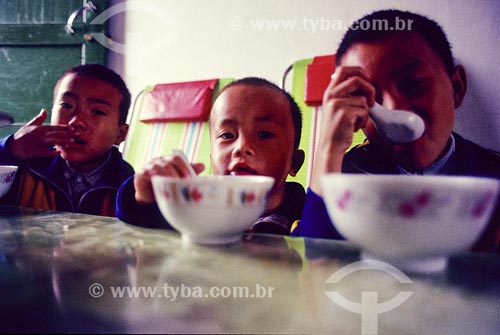  Subject: Children eating soup Place: China 