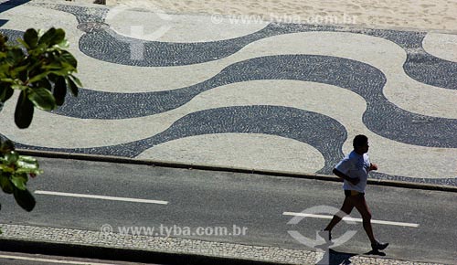  Subject: Man walking on bicycle pathway in Copacabana Place: Rio de Janeiro city - Rio de Janeiro state Date: 17/11/2006 