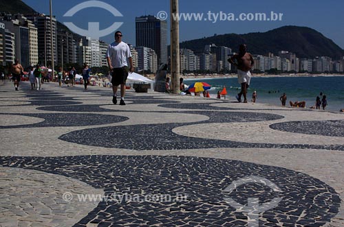  Subject: People walking at Copacabana beach sidewalk Place: Rio de Janeiro city - Rio de Janeiro state Date: 17/11/2006 