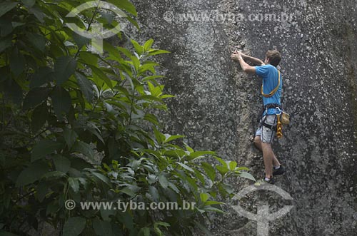  Subject: Man climbing rock Date: 13/11/2006 