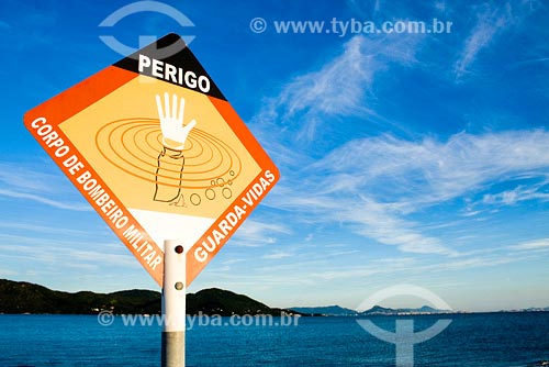  Subject: Warning  sign at Daniela beach Place: Florianopolis city - Santa Catarina state Date: 04/2008 
