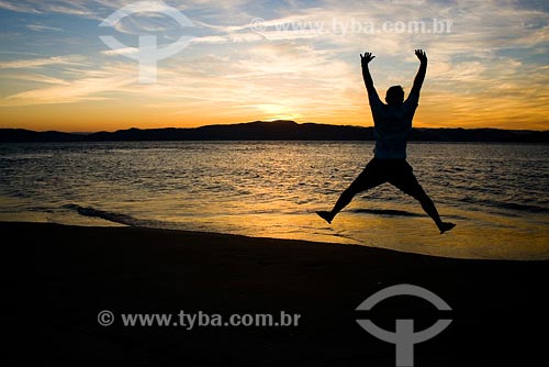  Subject: Man cheering during sunset in Daniela beach Place: Florianopolis city - Santa Catarina state Date: 04/2008 