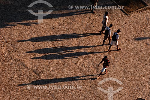  Subject: People waçking at Duque de Caxias square / Place: Rio de Janeiro city center - Rio de Janeiro state / Date: 03/2008 