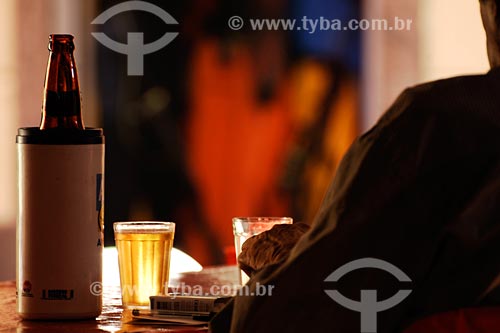  Subject: Man sitting at bar, drinking beer / Place: Rio de Janeiro city center - Rio de Janeiro state / Date: 03/2008 