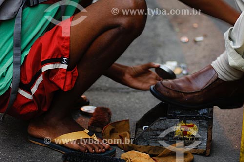  Subject: Boy polishing shoe / Place: Rio de Janeiro city center - Rio de Janeiro state / Date:01/2008 