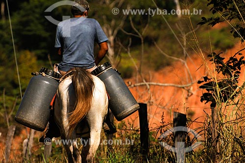  Subject: Rural producer carrying milk by horse at road between Santo Antonio de Padua and Paraoquena towns / Place: Rio de Janeiro state / Date: 06/2008 